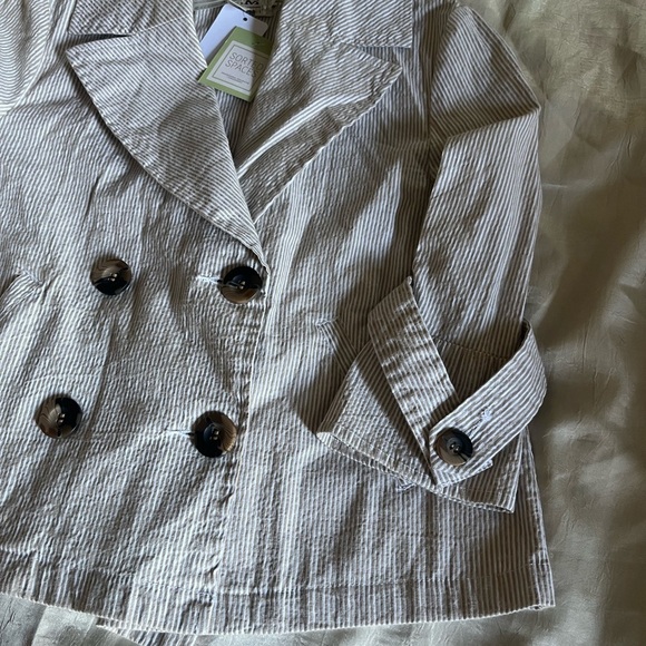 A.M.I. Striped Beige and White Blazer - Picture 2 of 5